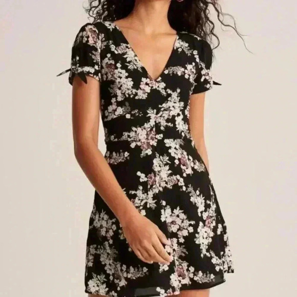 Abercrombie & Fitch floral V neck - Picture 1 of 5